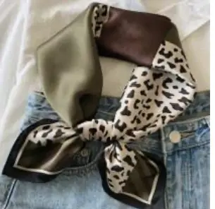 PANUELO ANIMAL PRINT CON VERDE 