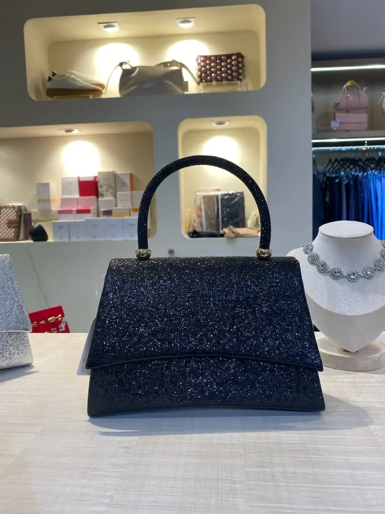 CARTERA CON AGARRE BRILLANTE NEGRO
