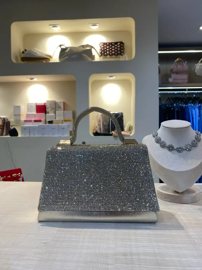 CARTERA CON BRILLATE DORADO