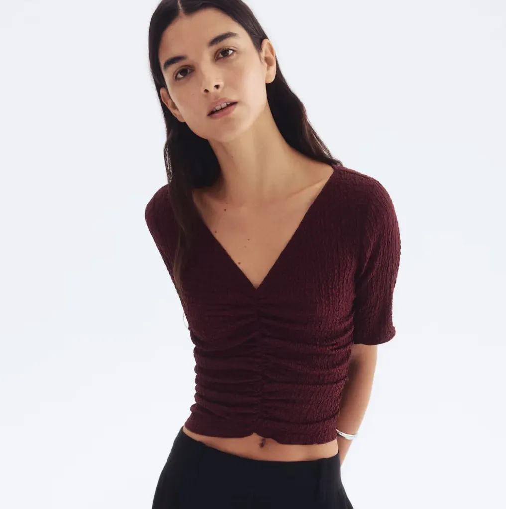 TOP DRAPEADO CON TEXTURA